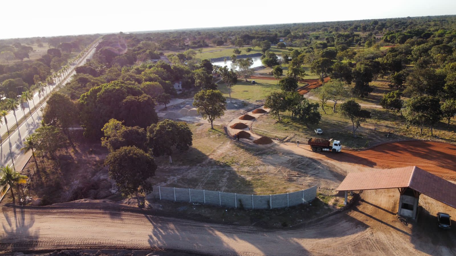 Portaria e movimentação de terra durante a implantação da infraestrutura