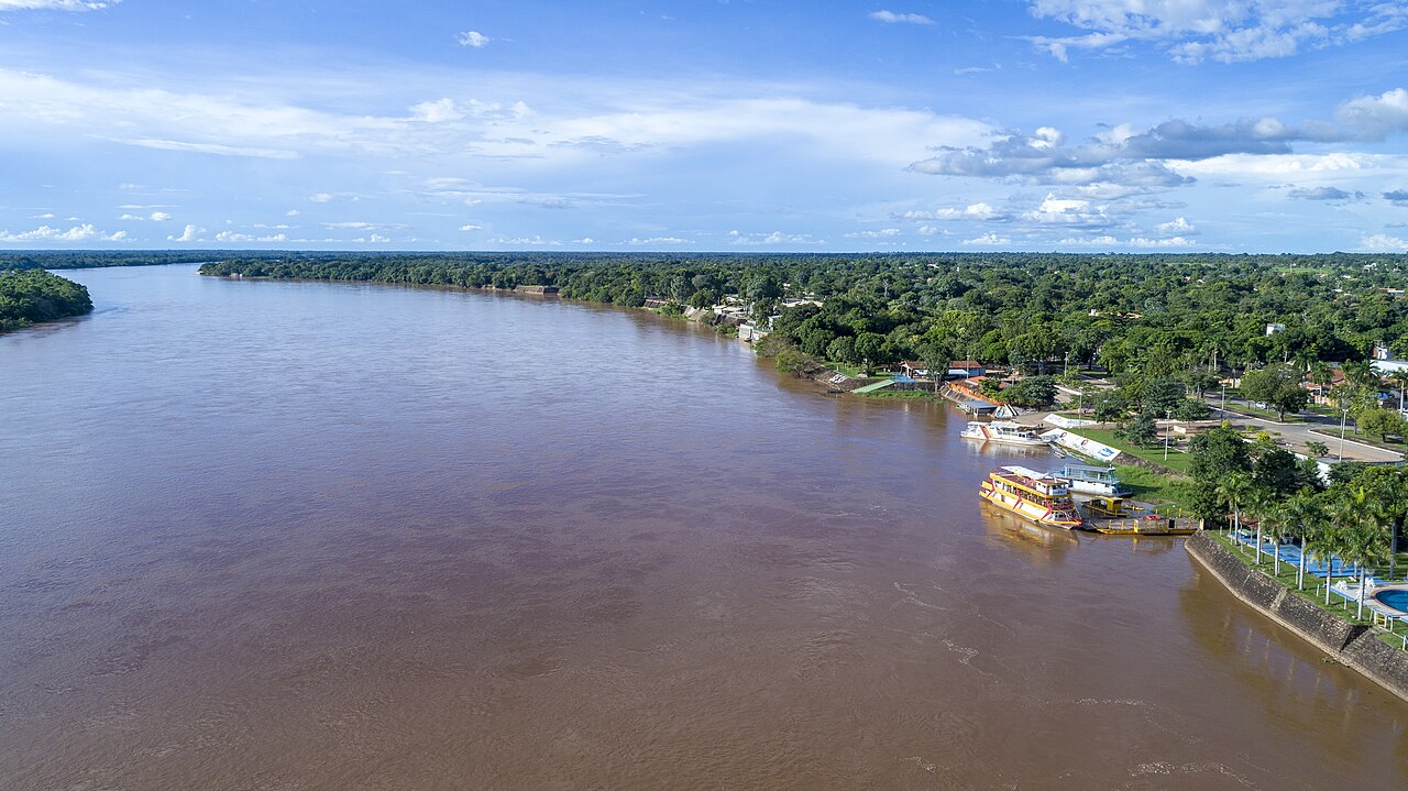 Trecho do Rio Araguaia em Aruanã com praia e água calma