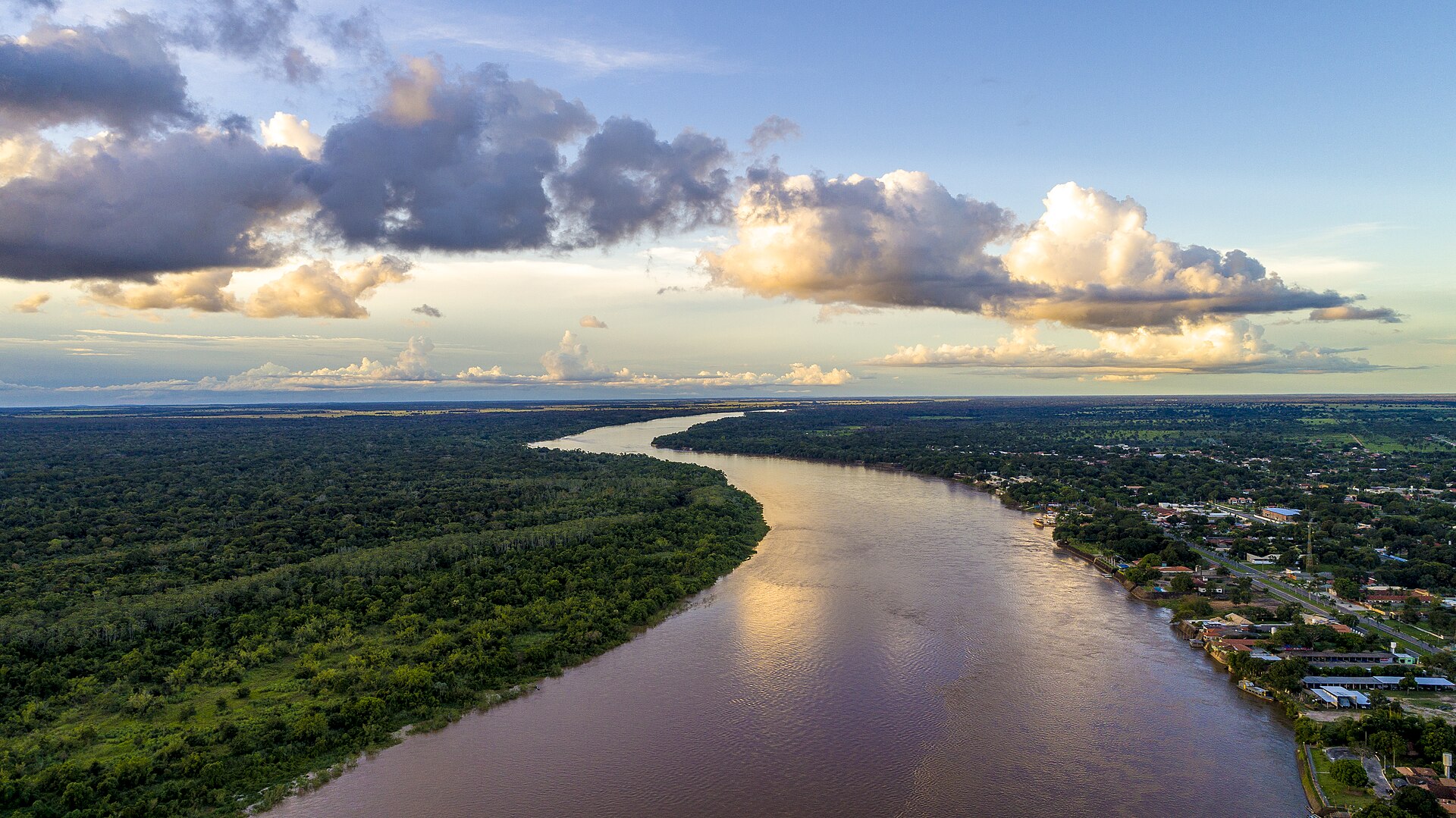 Paisagem do Rio Araguaia em Aruanã com vegetação às margens